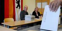 Mes&aacute;rios observam eleitor depositando c&eacute;dula eleitoral em Berlim. Ao menos 14 milh&otilde;es de pessoas que vivem na Alemanha s&atilde;o estrangeiras  Foto: DW / Deutsche Welle