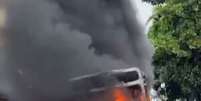 nibus incendiado no Recife.  Foto: Reprodu&ccedil;&atilde;o/Redes sociais / Portal de Prefeitura