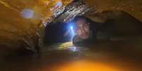 O caso dos sete moradores presos em uma caverna inundada no Laos, após uma enchente repentina, reacendeu o debate sobre os principais riscos da exploração de cavernas ao redor do mundo – Reprodução/Thailand Rescue Diver  Foto: Giro 10
