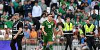 Foto: Charles McQuillan/Getty Images - Legenda: Jamie McGrath, jogador da Irlanda, em meio &agrave;s bolas de t&ecirc;nis jogadas por torcedores irlandeses / Jogada10