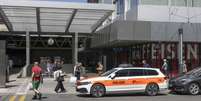 Viatura policial diante de esta&ccedil;&atilde;o de trem onde um homem feriu tr&ecirc;s pessoas a faca, em Winterthur, nesta quinta-feira, 28 de maio de 2026.  Foto: AFP - ARND WIEGMANN / RFI