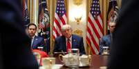 O presidente dos Estados Unidos, Donald Trump (ao centro), ao lado do secret&aacute;rio de Estado Marco Rubio (&agrave; esquerda) e o secret&aacute;rio de Defesa Pete Hegseth, em 27 de maio de 2026, na Casa Branca, em Washington.  Foto: Getty Images via AFP - WIN MCNAMEE / RFI