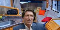 O ator Jim Caviezel, que interpreta Bolsonaro, ficou em um dos motorhomes nas loca&ccedil;&otilde;es de 'Dark Horse'  Foto: Sala de TV / Reprodu&ccedil;&atilde;o
