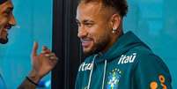 Neymar cumprimenta Raphinha em primeiro dia da Sele&ccedil;&atilde;o Brasileira na Granja Comary, no Rio de Janeiro  Foto: Divulga&ccedil;&atilde;o/CBF