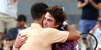 Fonseca e Djokovic se abra&ccedil;am em quadra em Roland Garros  Foto: ANSA / Ansa - Brasil