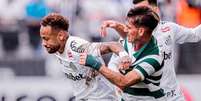 Foto: Raul Baretta/ Santos FC - Legenda: Neymar sente dores na panturrilha durante partida do Santos contra o Coritiba / Jogada10