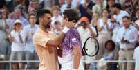Novak Djokovic cumprimenta o carioca Jo&atilde;o Fonseca ap&oacute;s a vit&oacute;ria em Roland-Garros. Em Paris, em 29 de maio de 2026.  Foto: RFI