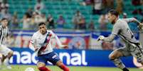 Botafogo perde para um Bahia em crise - Foto: Let&iacute;cia Martins/Bahia - Legenda: Neto abandona o gol feito um louco / Jogada10