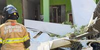Avião de pequeno porte cai sobre casa em Nova Iguaçu (RJ); uma pessoa morre  Foto: Divulgação