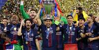 Marquinhos levantou o trof&eacute;u de campe&atilde;o da Liga dos Campe&otilde;es pelo PSG  Foto: Carl Recine / Getty Images