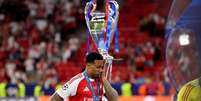 Gabriel Magalh&atilde;es, do Arsenal, recebe abra&ccedil;o de Marquinhos, do PSG, ap&oacute;s a decis&atilde;o da Champions - Foto: Richard Heathcote/Getty Images / Jogada10