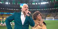 Belo e Alcione cantaram o Hino do Brasil antes do jogo da Sele&ccedil;&atilde;o Brasileira no Maracan&atilde;. Foto: Reprodu&ccedil;&atilde;o/TV Globo / Purepeople