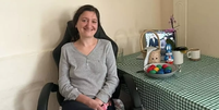 A romena Alexandra Apalaghiei, de 35 anos, est&aacute; perdendo gradualmente a capacidade de andar e falar ap&oacute;s ser diagnosticada com esclerose lateral amiotr&oacute;fica (ELA) Foto: Reprodu&ccedil;&atilde;o/Daily Mail