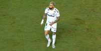 Gabigol &eacute; expulso por gesto obsceno ap&oacute;s marcar contra o Vit&oacute;ria pelo Brasileir&atilde;o  Foto: Reprodu&ccedil;&atilde;o/Sportv