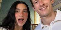 Dua Lipa e Callum fazem selfie durante casamento de amiga Foto: Reprodu&ccedil;&atilde;o | Instagram