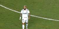 Gabigol em campo, momentos antes de fazer gesto obsceno  Foto: Reprodu&ccedil;&atilde;o | X