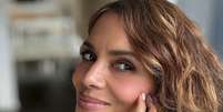 Veja ideias de cortes de cabelo que ajudam a rejuvenescer o rosto se voc&ecirc; tem 50+. Foto: Reprodu&ccedil;&atilde;o/Instagram, halleberry / Purepeople