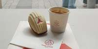 Madeleine com cobertura de chocolate branco e recheio de framboesa e caf&eacute; expresso: um cl&aacute;ssico parisiense na cafeteira do PSG  Foto: Sala de TV