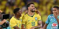Lucas Paquet&aacute; &eacute; abra&ccedil;ado pelos companheiros ap&oacute;s marcar no amistoso entre Brasil e Panam&aacute;  Foto: NAYRA HALM/FOTOARENA/ESTAD&Atilde;O CONTE&Uacute;DO