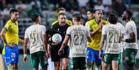 O &aacute;rbitro Felipe Fernandes de Lima decidiu revisar as imagens por conta pr&oacute;pria e anulou o empate contra o Palmeiras.  Foto:  Alex Silva/Sports Press Photo/Getty Images