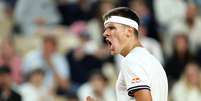 Jakub Mensik encara Jo&atilde;o Fonseca nas quartas de final de Roland Garros  Foto: Burak Akbulut/Anadolu via Getty Images