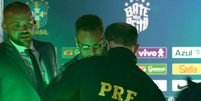 Agente da PRF pede aut&oacute;grafo de Neymar durante embarque da Sele&ccedil;&atilde;o para a Copa  Foto: Reprodu&ccedil;&atilde;o/SporTV