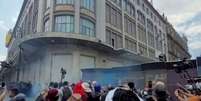 Manifestantes chegaram a tentar entrar na &aacute;rea onde est&aacute; sendo instalada a fan fest para o Mundial - Foto: Reprodu&ccedil;&atilde;o / Jogada10