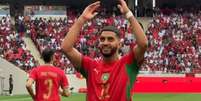 O lateral marroquino Mazraoui (&agrave; esquerda)&nbsp; vai ao ataque e recebe a marca&ccedil;&atilde;o de Couturier. Foto: Reprodu&ccedil;&atilde;o / Equipe Du Maroc / Jogada10