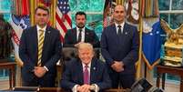 Fl&aacute;vio Bolsonaro e Eduardo Bolsonaro visitaram o presidente dos Estados Unidos, Donald Trump, na Casa Branca na &uacute;ltima semana de maio.  Foto: Eduardo Bolsonaro via Facebook / Estad&atilde;o