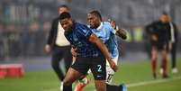 Denzel Dumfries em disputa de bola com Lautaro Martinez durante aquecimento da Inter - Foto: Tullio M. Puglia/Getty Images / Jogada10