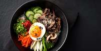 Bibimbap vira desafio no MasterChef 2026 e leva tradi&ccedil;&atilde;o coreana para a cozinha mais famosa do Brasil  Foto: Freepik