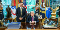 Flávio Bolsonaro posa ao lado de Donald Trump na Casa Branca  Foto: Reprodução/TruthSocial/realDonaldTrump