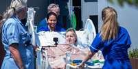 Hollie foi a primeira paciente a experimentar a nova UTI ao ar livre no terraço do King's College Hospital  Foto: BBC News Brasil