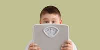 Informação e hábitos saudáveis são aliados fundamentais no combate à obesidade infantil  Foto: Pixel-Shot | Shutterstock / Portal EdiCase