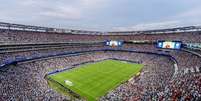 Fifa pro&iacute;be entrada de garrafas de &aacute;gua nos est&aacute;dios da Copa do Mundo  Foto: @metlifestadium via Instagram / Estad&atilde;o