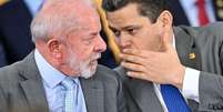 O presidente Luiz In&aacute;cio Lula da Silva conversa com o presidente do Senado, Davi Alcolumbre, em evento no Pal&aacute;cio do Planalto dia 14 de abril de 2026  Foto: AFP via Getty Images / BBC News Brasil