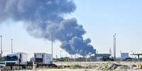 Fuma&ccedil;a sobe ap&oacute;s um ataque de drone iraniano atingir tanques de combust&iacute;vel no Aeroporto Internacional do Kuwait, na Cidade do Kuwait, Kuwait, em 1&ordm; de abril de 2026.  Foto: Stringer/Anadolu via Getty Images