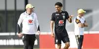 Ancelotti conversa com Marquinhos durante treino da Sele&ccedil;&atilde;o  Foto: Rafael Ribeiro/CBF
