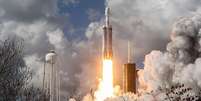 A SpaceX contrói e opera os foguetes e a infraestrutura de lançamento que dão suporte à sua subsidiária Starlink  Foto: Getty Images / BBC News Brasil