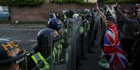 Manifestantes enfrentam as for&ccedil;as de seguran&ccedil;a durante um protesto organizado ap&oacute;s a condena&ccedil;&atilde;o de Vikrum Digwa pelo assassinato do estudante Henry Nowak, em Southampton, no Reino Unido, em 2 de junho de 2026.  Foto: REUTERS - Isabel Infantes / RFI