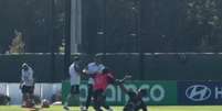 Casemiro deu entrada ríspida em Endrick durante treino do Brasil nos EUA  Foto: Reprodução/Canal GOAT