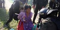 Policiais revistam uma manifestante enquanto retiram membros da comunidade que ocuparam a instala&ccedil;&atilde;o petrol&iacute;fera Humberto Su&aacute;rez, em Santa Rosa del Sara, para exigir a ren&uacute;ncia do presidente Rodrigo Paz. Os protestos em curso causaram escassez de combust&iacute;vel e alimentos na Bol&iacute;via. (03/06/2026)  Foto: RFI