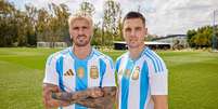 Rodrigo de Paul – Giovani Lo Celso vão para mais uma Copa –  Foto: Divulgação/AFA/Adidas / Jogada10