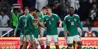 Vasquez (esquerda) celebra o lado de Quiñónez o primeiro gol mexicano. Foto: Manuel Velasquez/Getty Images / Jogada10