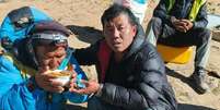 Dawa Sherpa (esquerda), que era dado como morto após desaparecer no Everest na semana passada, foi encontrado com vida  Foto: Sagarmatha Pollution Control Committee (SPCC) / BBC News Brasil