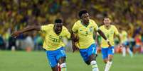 Vinicius J&uacute;nior celebrando seu gol ao lado de Lu&iacute;s Enrique no amistoso contra o Panam&aacute;. Foto: Latin Sport Images/Alamy