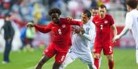 Ismael Kone (Canad&aacute;) disputando a bola contra Otabek Shukurov, no dia 01.06.2026. Foto: Associated Press/Alamy