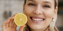 Descubra quais cuidados tomar ao beber água com limão diariamente para não prejudicar os dentes  Foto: Freepik