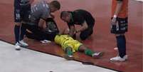 Lâmpada cai na cabeça de jogador da Chapecoense durante partida Foto: Reprodução/YouTube / Esporte News Mundo