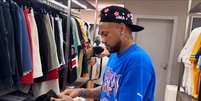 Neymar mostra o que levou na mala da Copa do Mundo  Foto: Reprodu&ccedil;&atilde;o/YouTube: Cris Guedes / Estad&atilde;o